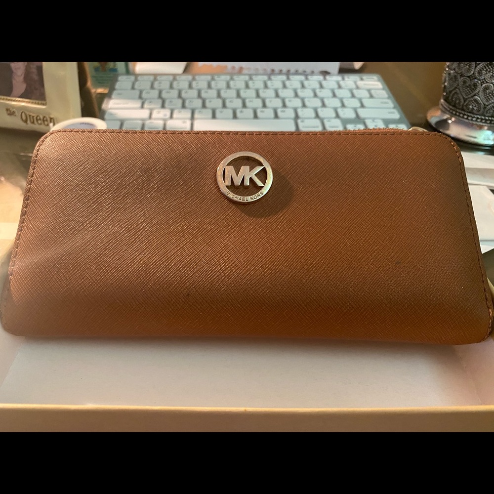 Michael Kors Beautiful saffiano  leather Wallet.